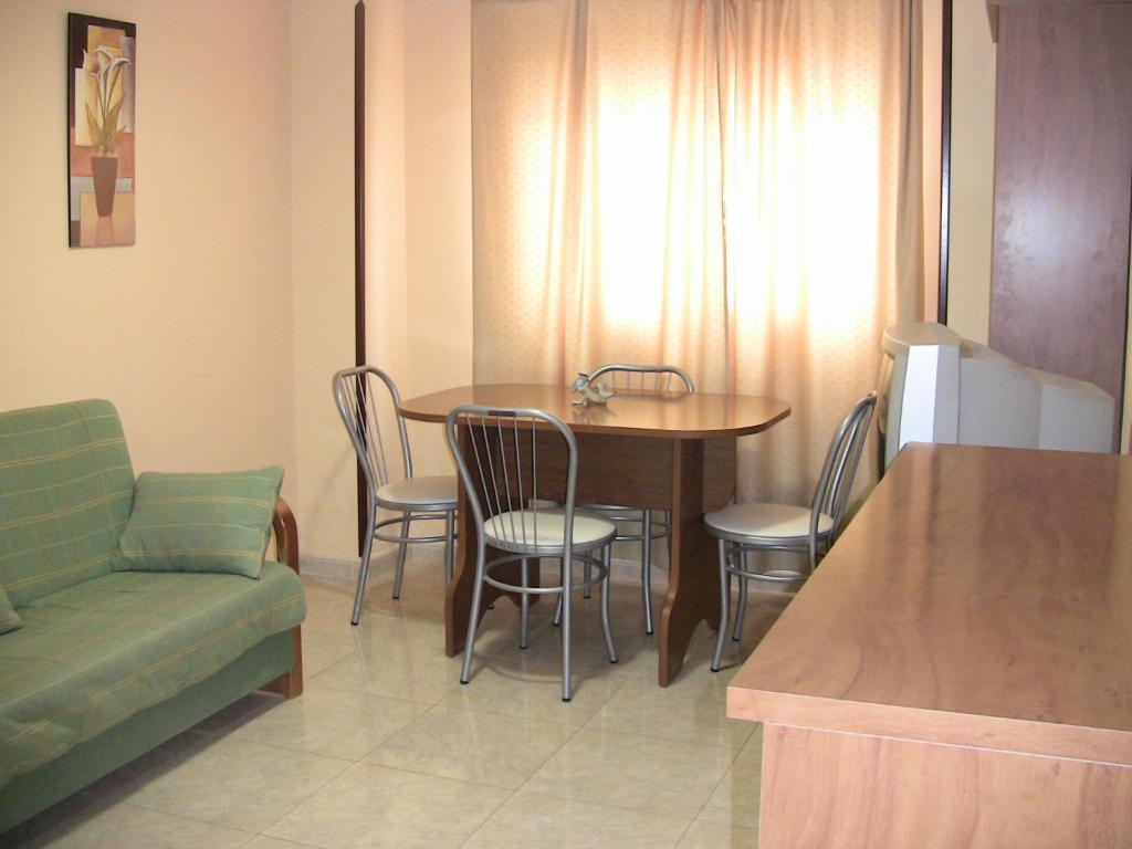 Apartahotel Los Hermanos Ocaña Habitación foto
